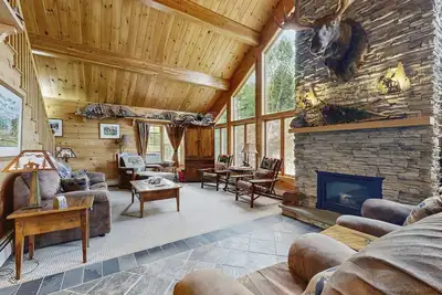 Image de Lodge au bord du lac avec vue imprenable sur l'eau, véranda grillagée, quai et foyer