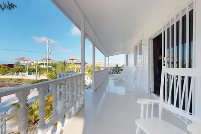 Image de Nouvelle Liste! Maison familiale élargie avec terrasse et patio, près de la ville et des lieux de baignade