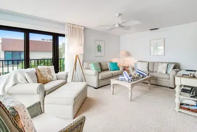 Image de Waterfront condo w / piscine partagée et un accès facile à la plage de sable de sucre!