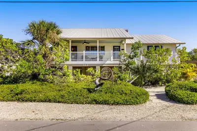 Image de Belle maison bien entretenue w / piscine privée - à pied de la plage, salle à manger, et plus encore!
