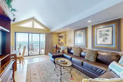 Image de Condo Waterfront avec balcon meublé donnant sur la plage immaculée