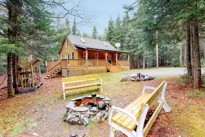 Image de Cabane paisible et conviviale avec un grand jardin, une terrasse et un foyer - près du lac