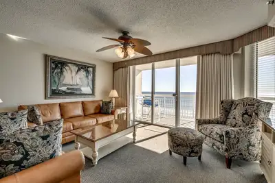 Image de Crescent Shores, Condo 4 Chambres sur la Plage, Bain à Remous et Connexion Wi-fi Gratuite!