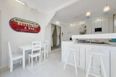 Image de Beau studio au rez-de-chaussée près de l'eau - vivez le style de vie insulaire!