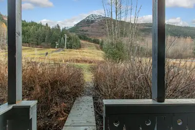 Image de Condo avec vue imprenable près des commerces et restaurants avec accès immédiat aux pistes de ski