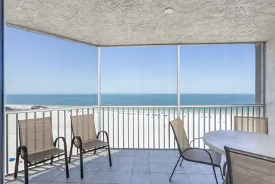 Image de Penthouse au bord de l'eau avec vue sur la plage, piscine commune, bain à remous et court de tennis