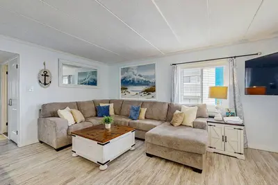 Image de Condo confortable, au bord de l'eau avec vue sur l'océan - à quelques pas de la plage!