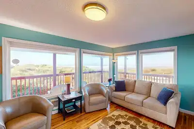 Image de Condo bord de l'océan confortable avec vue sur l'océan et accès facile à la plage!