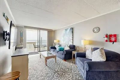 Image de Condo Waterfront w / une cuisine complète et patio meublé - à proximité de la ligne d'état