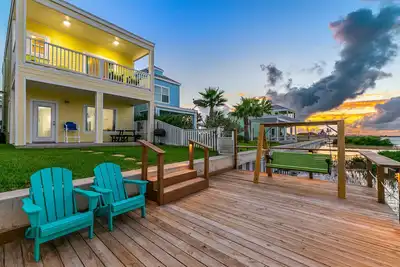 Image de Bayfront maison avec piscine partagée, quai, aire de jeux et plus!