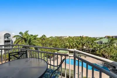 Image de Condo chien-friendly w / piscine partagée, bain à remous, et plus encore! Marcher / vélo à la plage!