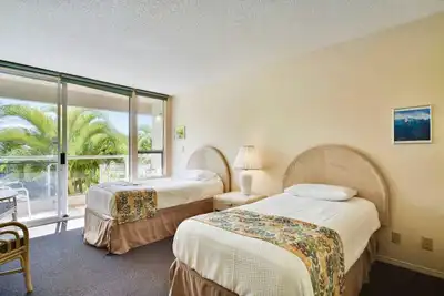 Image de Suite confortable avec piscine partagée, bain à remous, tennis - à quelques minutes de la plage!