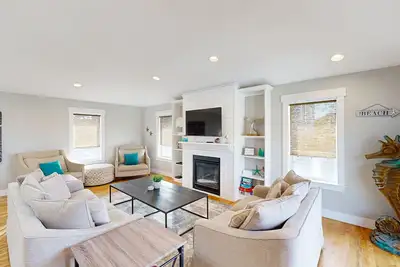 Image de Moderne, maison chien-friendly w / une piscine partagée, bain à remous privé, et vue sur l'océan