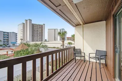 Image de Sweet Townhome w / Patio, Balcon et Piscine Partagée-1/2 Bloc de la Plage!