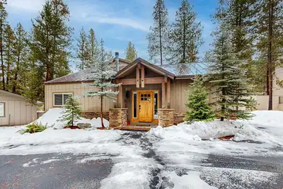 Image de Belle cabine familiale avec cols Sharc, foyer, terrasse et cour clôturée