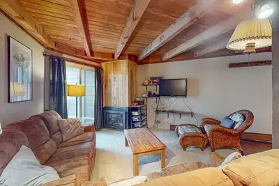 Image de Condo confortable w \/ balcon, piscine partagée, bain à remous, et sauna - amusement en plein air toute l'année!