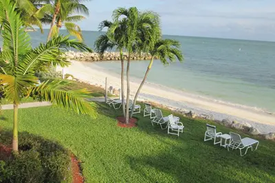Image de Plage tropicale privée - Super emplacement - Propre - Pas d'escaliers - Piscine chauffée - Wifi - CHARGÉ! ! !