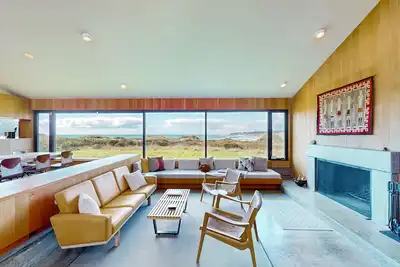 Image de Oceanfront home w / bain à remous privé, vues, accès à la plage et piscines / tennis partagés!