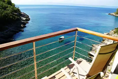 Image de Nouvelle maison solaire Eco entièrement équipée et isolée à 6 mètres de la plage de galets!
