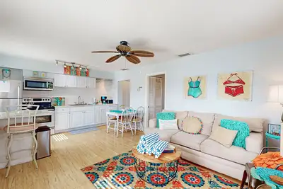 Image de Charmant condo élégant avec piscine partagée - à pied de la plage, des restaurants et des sites touristiques