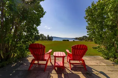 Image de 2 cabines au bord du lac, acceptant les chiens sur 4 acres avec porches, quai et vue sur le lac