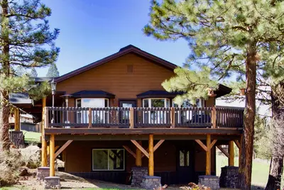 Image de Cabine familiale spacieuse et moderne avec une cuisine complète - à pied du terrain de golf!