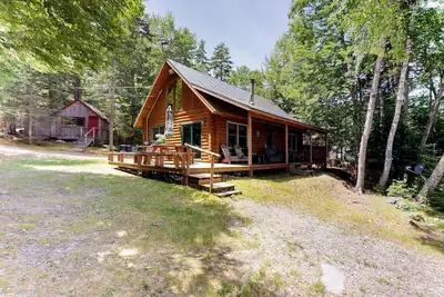 Image de Chalet en bois rond au bord du lac avec une atmosphère paisible, un quai et une rampe de mise à l'eau!