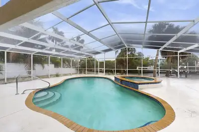 Image de Bord de l'eau et maison adaptée aux chiens avec piscine privée, quai, vues et véranda!