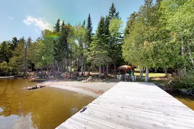 Image de Escapade calme, adaptée aux chiens et au bord de l'eau avec plage privée, quai et foyer