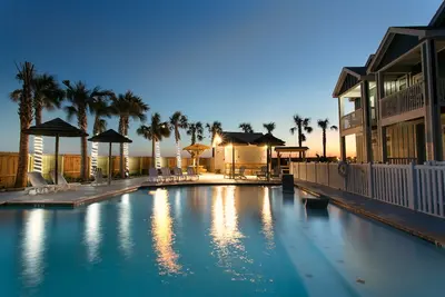 Image de 2 maisons de ville acceptant les chiens avec piscine commune et bain à remous - pr��s de la plage