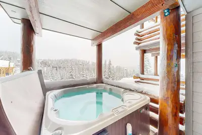Image de Nouvelle Liste! Maison de ville à skis avec entrée / accès à la piscine et au bain à remous communs