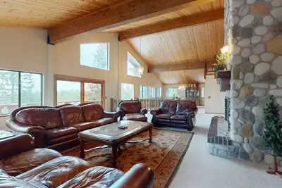 Image de Lakeview et maison familiale, w / gym Ă domicile, billard, Ping-Pong, et plus encore!