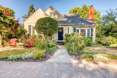 Image de Maison gaie avec patio et cour - à pied des parcs, des sentiers et Hayward Field!