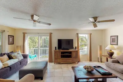 Image de Townhome Island-style avec piscine partagée à quelques minutes de la plage!