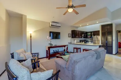 Image de Quatre condos ensemble avec piscine partagée, salle de gym, tennis et accès à la plage