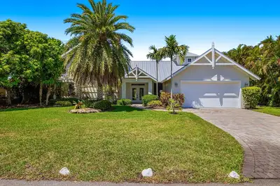 Image de Dog-friendly home avec un spa privé et une piscine - front de mer aussi!