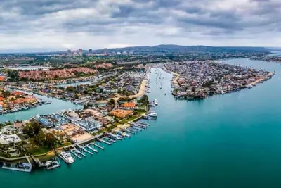Image de Maison au bord du canal avec terrasse privée, quai et kayaks - à proximité de la plage et de la jetée!
