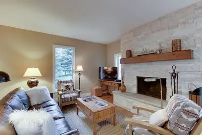 Image de Condo de golf w / navette de ski, piscines partagées, bain à remous et plus