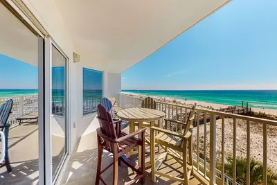 Image de Détente en bord de mer avec centre de remise en forme, piscine commune et vues