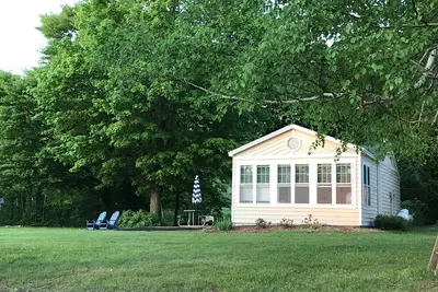 Image de Calme, Quaint Lakefront Cottage