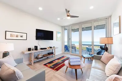 Image de Condo en front de mer w / deux ponts, vue sur le golfe et piscine partagée - à pied du tramway!