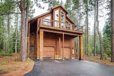 Image de Spacieuse maison avec bain à remous privé, piscine partagée et mobilier flambant neuf!