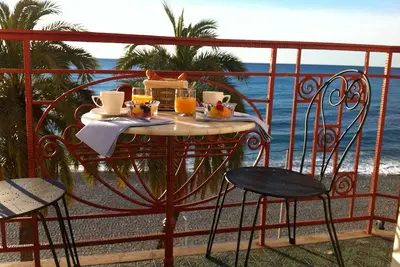 Image de Blue Riviera: balcon face à la plage, climatisation & wifi, idéalement situé.