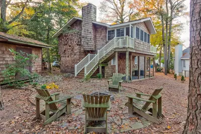 Image de Maison spacieuse à deux étages avec cuisine complète, balcon et foyer extérieur