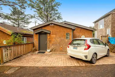 Image de Maison confortable avec vue panoramique sur l'océan et accès à la plage pratique et à proximité!