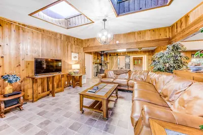 Image de Dog-friendly home avec un cadre paisible, une vue magnifique!