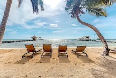 Image de Spacieux condo en bord de mer avec une piscine partagée - à quelques pas de la plage!