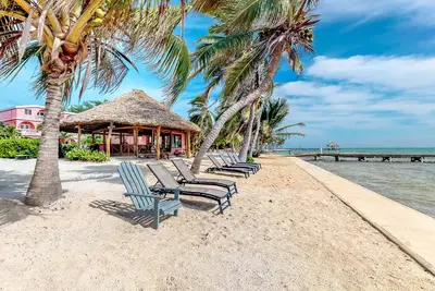 Image de Nouvelle Liste! Escapade romantique au paradis avec véranda, piscine partagée et accès à la plage
