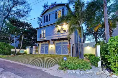 Image de Maison de luxe en bord de mer avec piscine privée - tranquille, proche de tout!