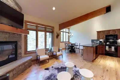 Image de Magnifiquement mis Ă jour chalet Big Sky w / bain Ă remous, terrasse et WiFi gratuit